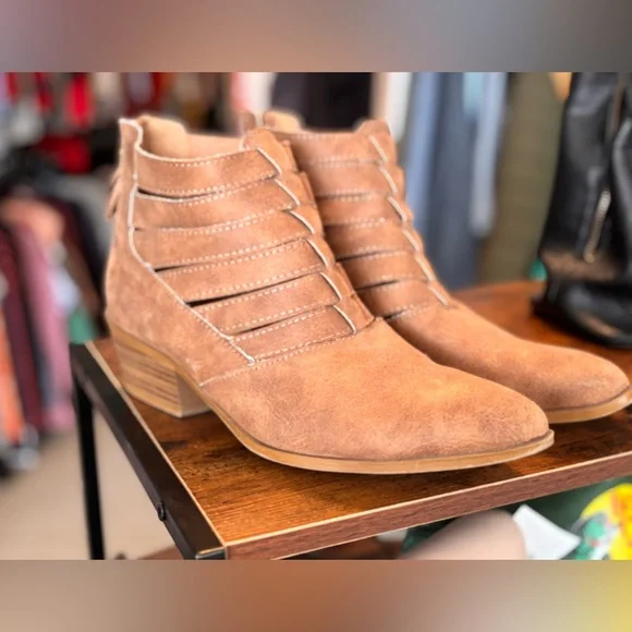 Stylish Tan Ankle Booties - Picture 1 of 6